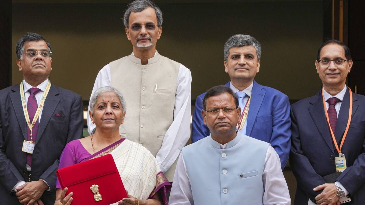 অমৃতসর থেকে কলকাতা পর্যন্ত অর্থনৈতিক করিডোর তৈরির কথা ঘোষণা করেছেন নির্মলা সীতারামন। এই করিডোর পূর্ব ভারচের সার্বিক উন্নয়নে ত্বরাণ্বিত করবে বলে আশা কেন্দ্রীয় অর্থমন্ত্রীর। 