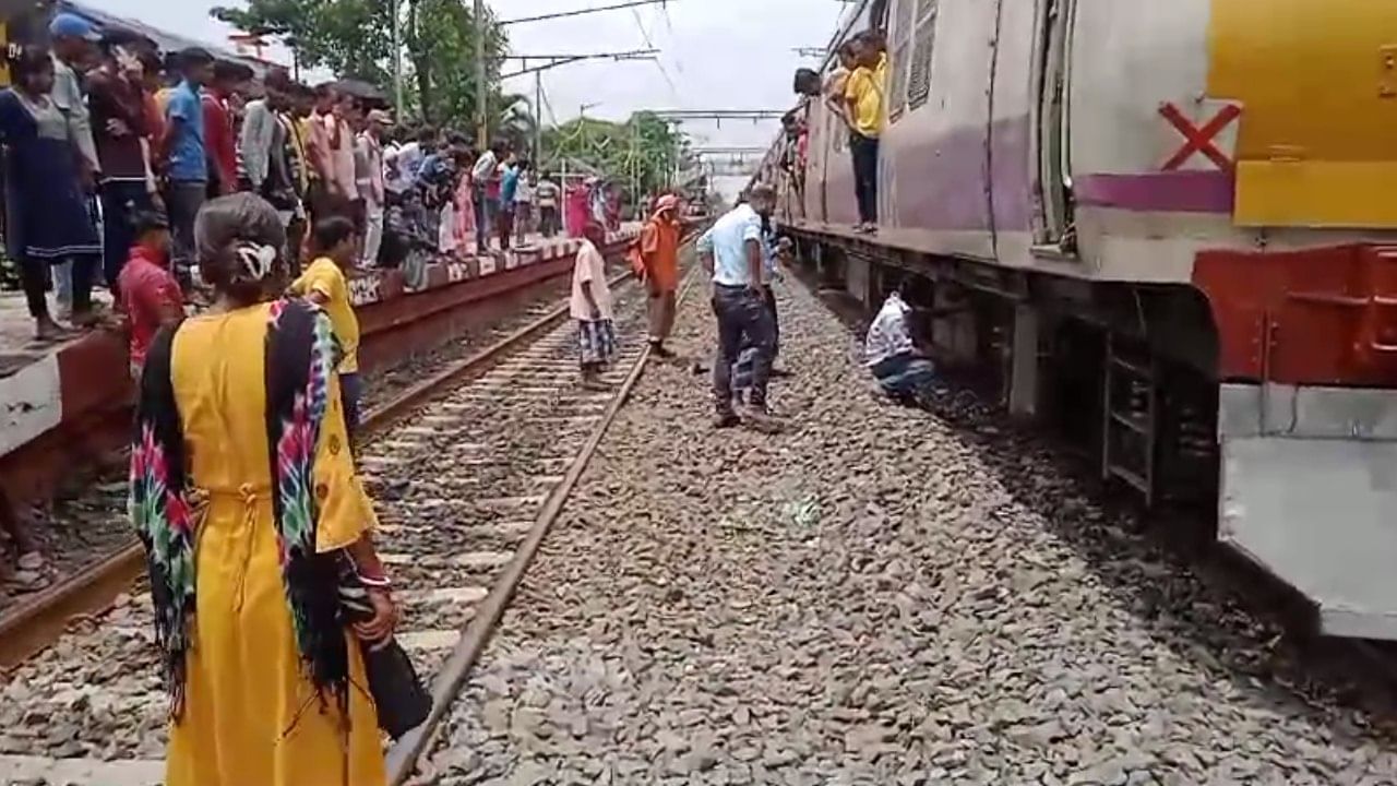 Fire breaks out in Train: ডায়মন্ড হারবার লোকালে আগুন, গল গল বেরোচ্ছে ধোঁয়া, চেন টানতেই হুলস্থুল কাণ্ড