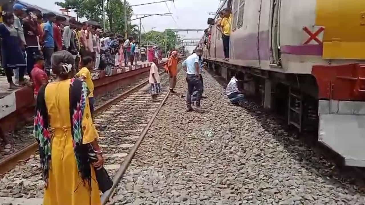 Fire breaks out in Train: ডায়মন্ড হারবার লোকালে আগুন, গল গল বেরোচ্ছে ধোঁয়া, চেন টানতেই হুলস্থুল কাণ্ড Fire breaks out in Train: ডায়মন্ড হারবার লোকালে আগুন, গল গল বেরোচ্ছে ধোঁয়া, চেন টানতেই হুলস্থুল কাণ্ড