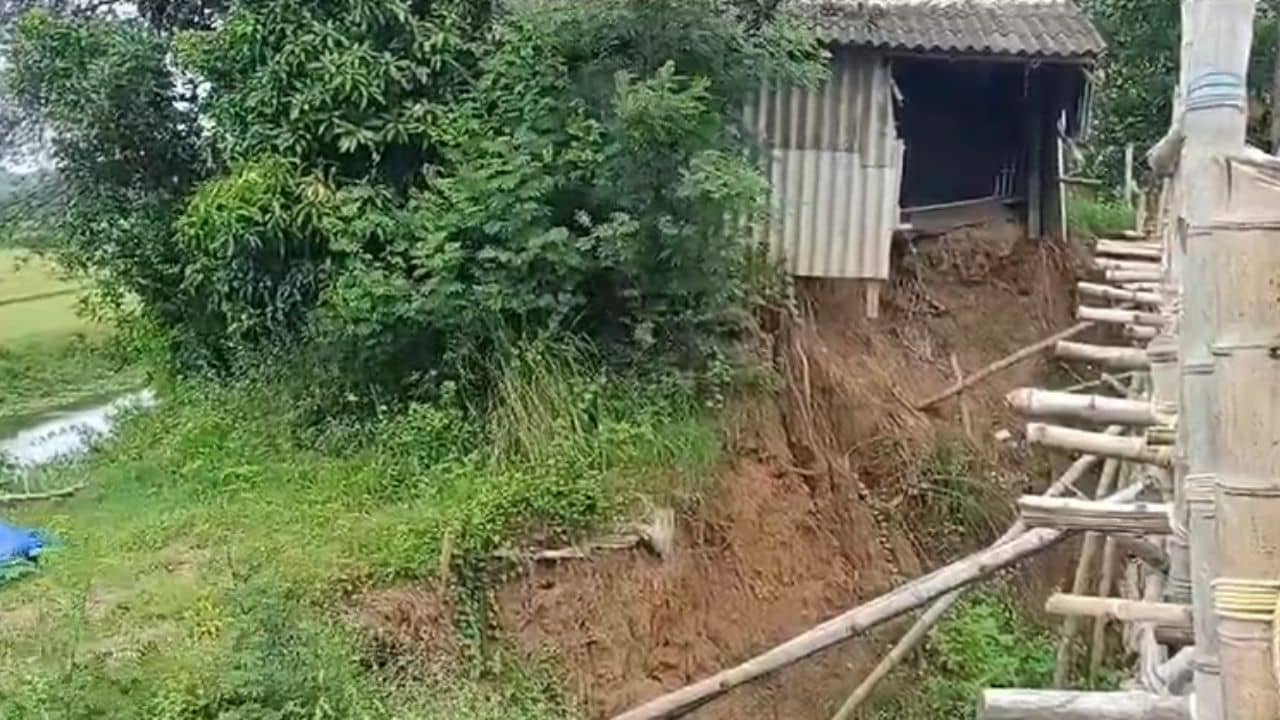 Medinipur: শিলাবতীর বাঁধ মেরামতির দাবিতে পথ অবরোধ করে বিক্ষোভ