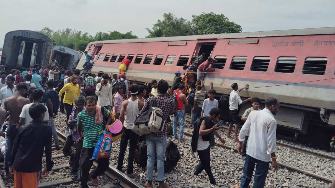 Dibrugarh Express Derailed: ফের রেল দুর্ঘটনা, লাইনচ্যুত ডিব্রুগড় এক্সপ্রেস, মৃত অন্তত ৪ Dibrugarh Express Derailed: ফের রেল দুর্ঘটনা, লাইনচ্যুত ডিব্রুগড় এক্সপ্রেস, মৃত অন্তত ৪