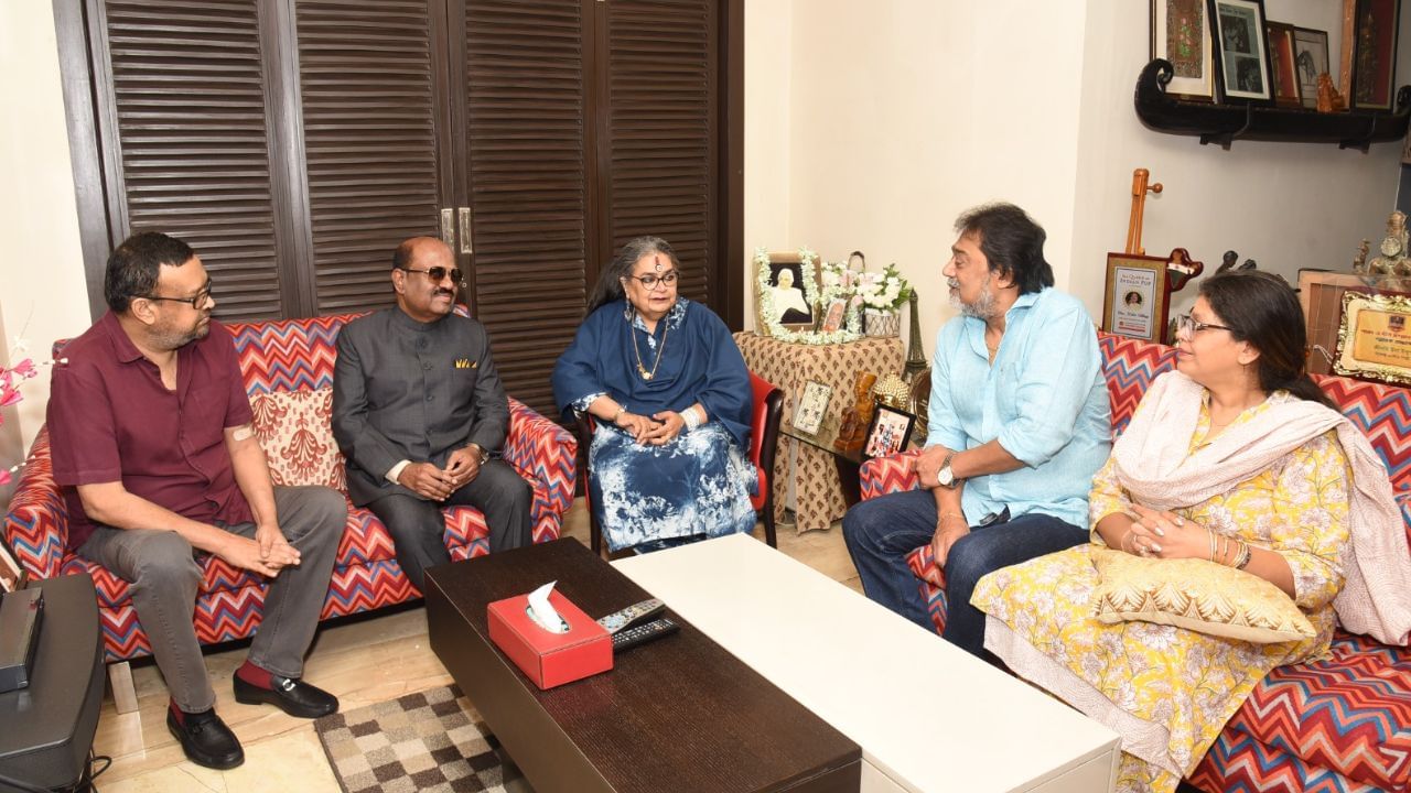 Governor meets Usha Uthup: ঊষা উত্থুপের বাড়িতে রাজ্যপাল, গায়িকার প্রয়াত স্বামীকে নিয়ে কী বললেন বোস? Governor meets Usha Uthup: ঊষা উত্থুপের বাড়িতে রাজ্যপাল, গায়িকার প্রয়াত স্বামীকে নিয়ে কী বললেন বোস?