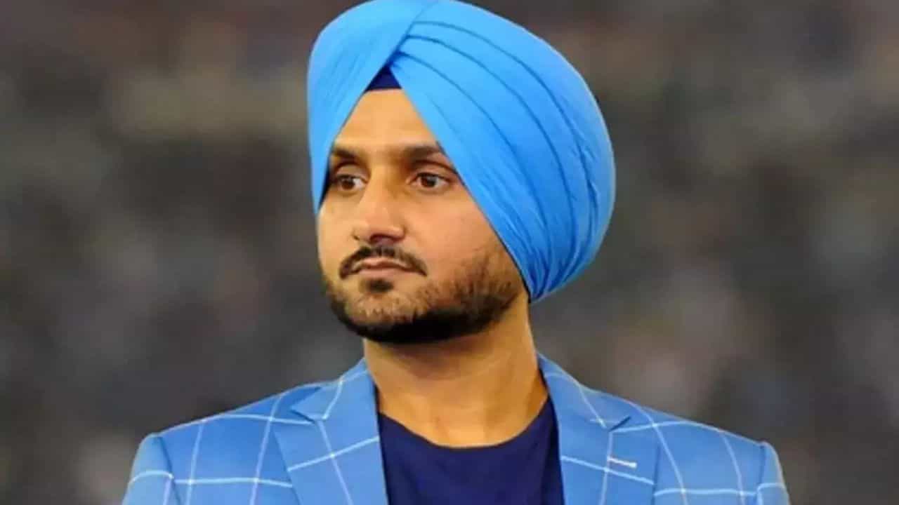 Harbhajan Singh: আজকাল কি... ধোনির সঙ্গে রিজওয়ানের তুলনা শুনে রেগে কাঁই ভাজ্জি Harbhajan Singh: আজকাল কি... ধোনির সঙ্গে রিজওয়ানের তুলনা শুনে রেগে কাঁই ভাজ্জি