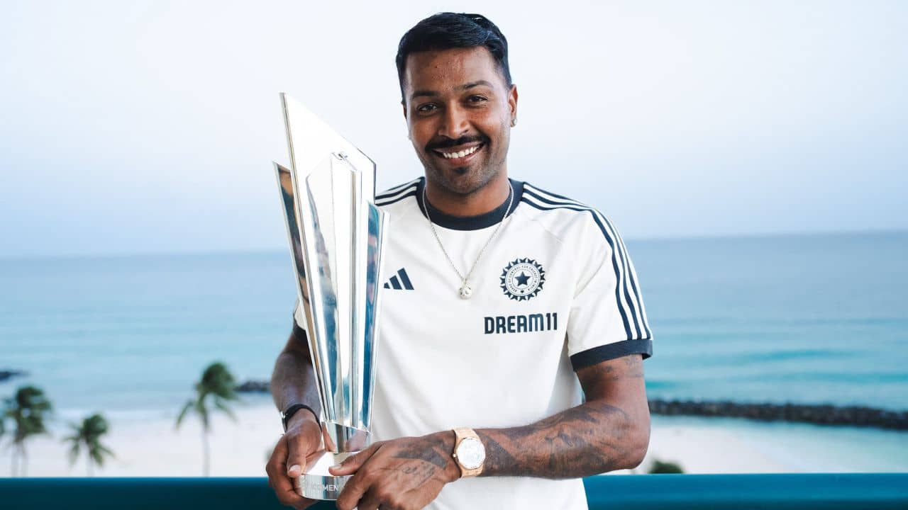 Hardik Pandya: বিদ্রুপের নীরব জবাব? বিশ্বকাপ কাঁধে নিয়ে বেরোলেন হার্দিক পান্ডিয়া