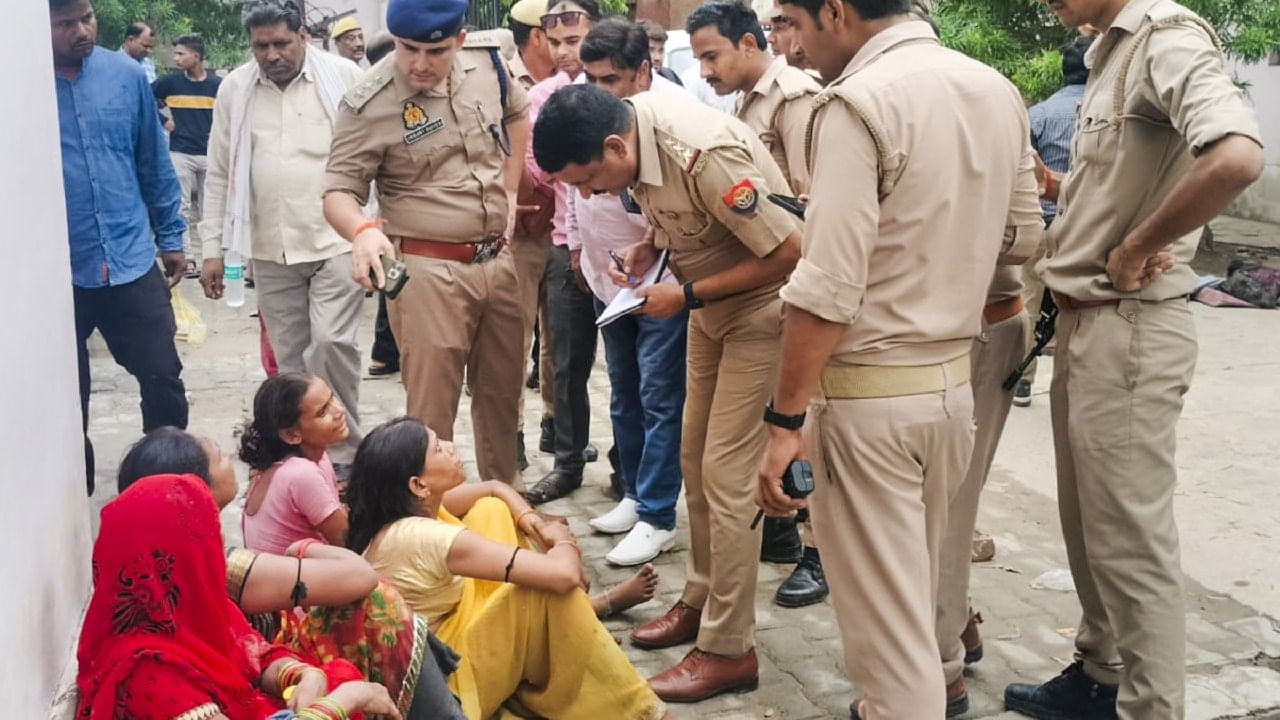 Hathras Stampede: গুনে শেষ করা যাচ্ছে না লাশ, কীভাবে এত বড় বিপর্যয় হাথরসে? দায়ী চরণধুলী? Hathras Stampede: গুনে শেষ করা যাচ্ছে না লাশ, কীভাবে এত বড় বিপর্যয় হাথরসে? দায়ী চরণধুলী?