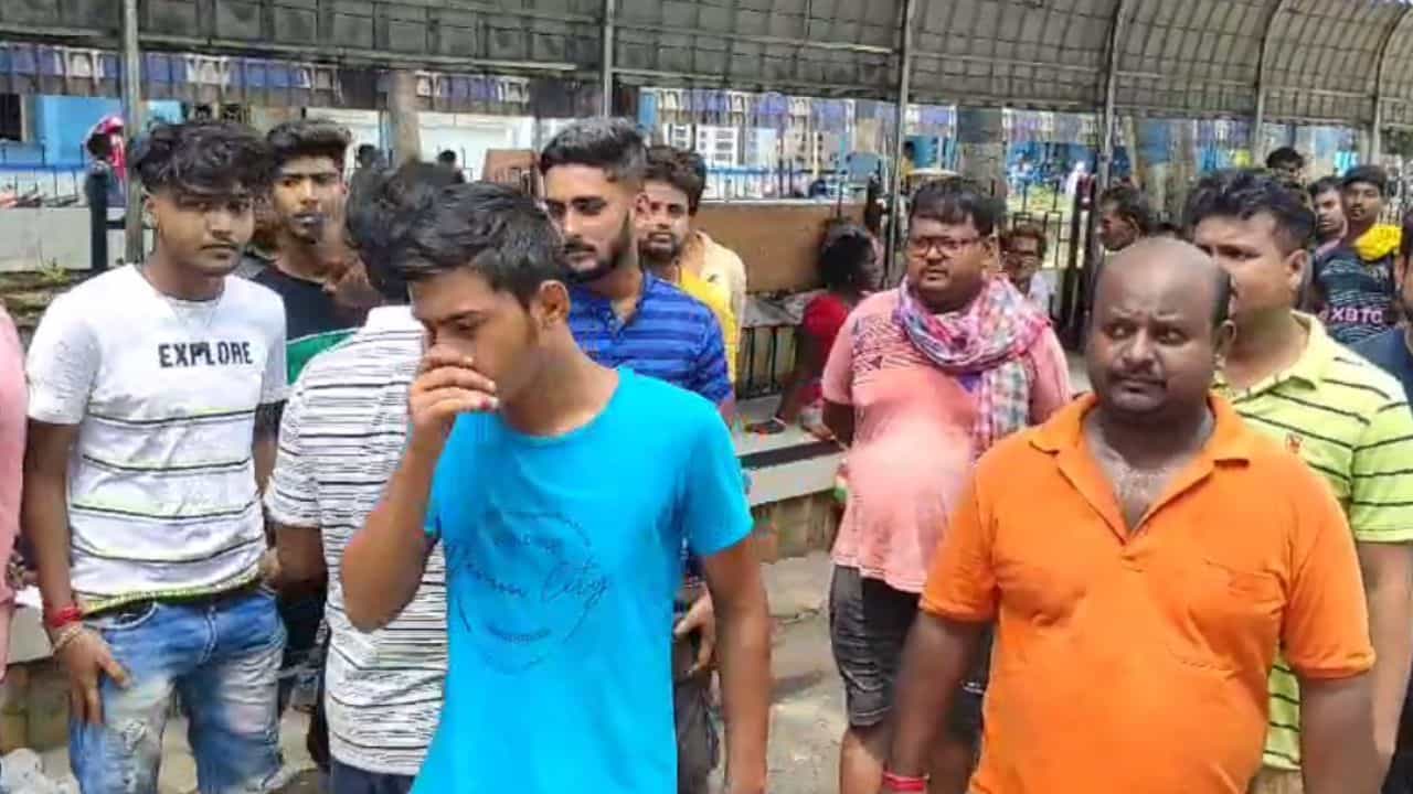 Hooghly: স্বপ্ন পূরণের আগে শেষ হয়ে গেল জীবন, আকাশের করুণ পরিণতি মানতে পারছেন না কেউই Hooghly: স্বপ্ন পূরণের আগে শেষ হয়ে গেল জীবন, আকাশের করুণ পরিণতি মানতে পারছেন না কেউই