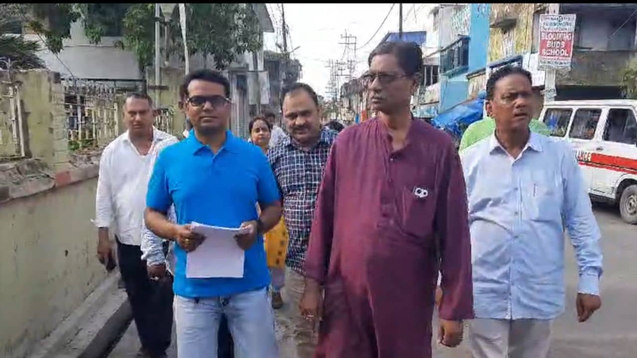 Hooghly: চেয়ারম্যানে অনাস্থা দেখিয়ে ঘরের সামনে ধরনা, পদত্যাগ করলেন ১২ জন কাউন্সিলর