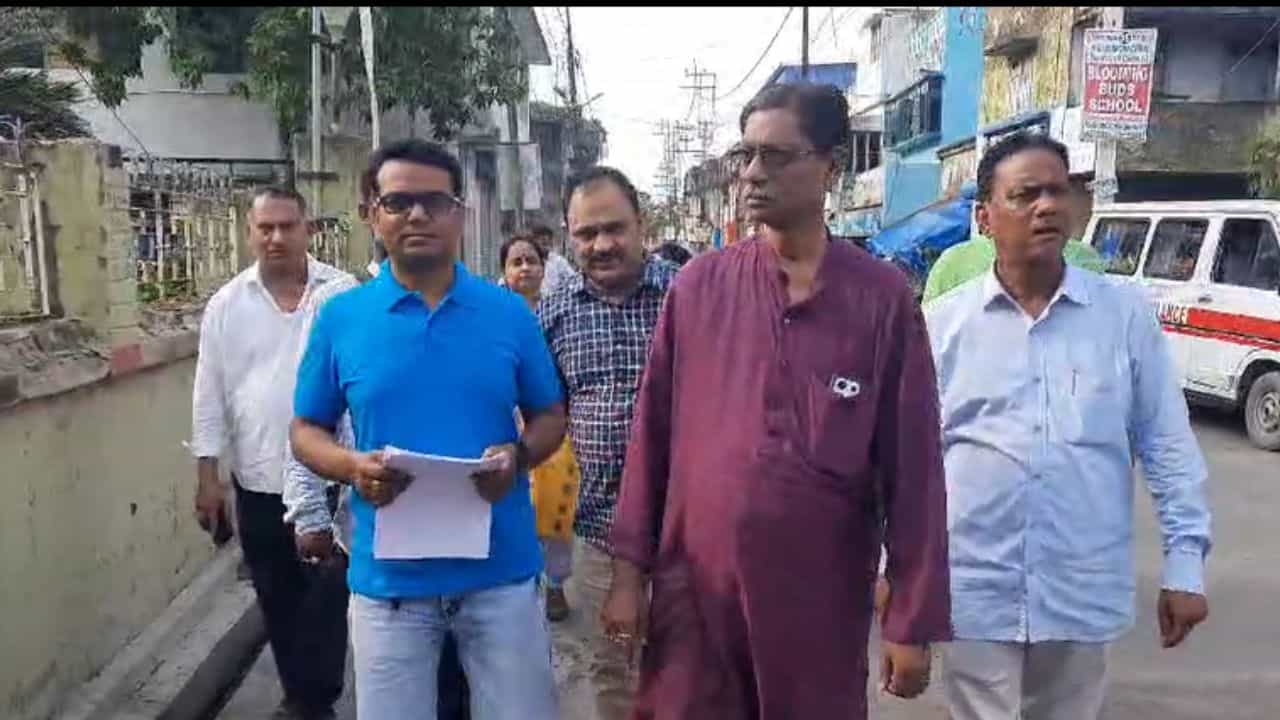 Hooghly: চেয়ারম্যানে অনাস্থা দেখিয়ে ঘরের সামনে ধরনা, পদত্যাগ করলেন ১২ জন কাউন্সিলর Hooghly: চেয়ারম্যানে অনাস্থা দেখিয়ে ঘরের সামনে ধরনা, পদত্যাগ করলেন ১২ জন কাউন্সিলর