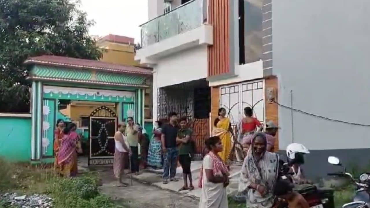 Hooghly: স্ত্রী রেগে বাপেরবাড়িতে, মানভঞ্জন করাতে পৌঁছন স্বামীও, তা বলে প্রকাশ্যেই সারা শরীরে এমন...দৃশ্য দেখতে ছোটাছুটি পাড়ায়
