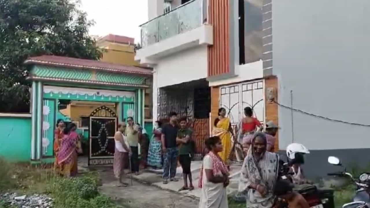 Hooghly: স্ত্রী রেগে বাপেরবাড়িতে, মানভঞ্জন করাতে পৌঁছন স্বামীও, তা বলে প্রকাশ্যেই সারা শরীরে এমন...দৃশ্য দেখতে ছোটাছুটি পাড়ায় Hooghly: স্ত্রী রেগে বাপেরবাড়িতে, মানভঞ্জন করাতে পৌঁছন স্বামীও, তা বলে প্রকাশ্যেই সারা শরীরে এমন...দৃশ্য দেখতে ছোটাছুটি পাড়ায়