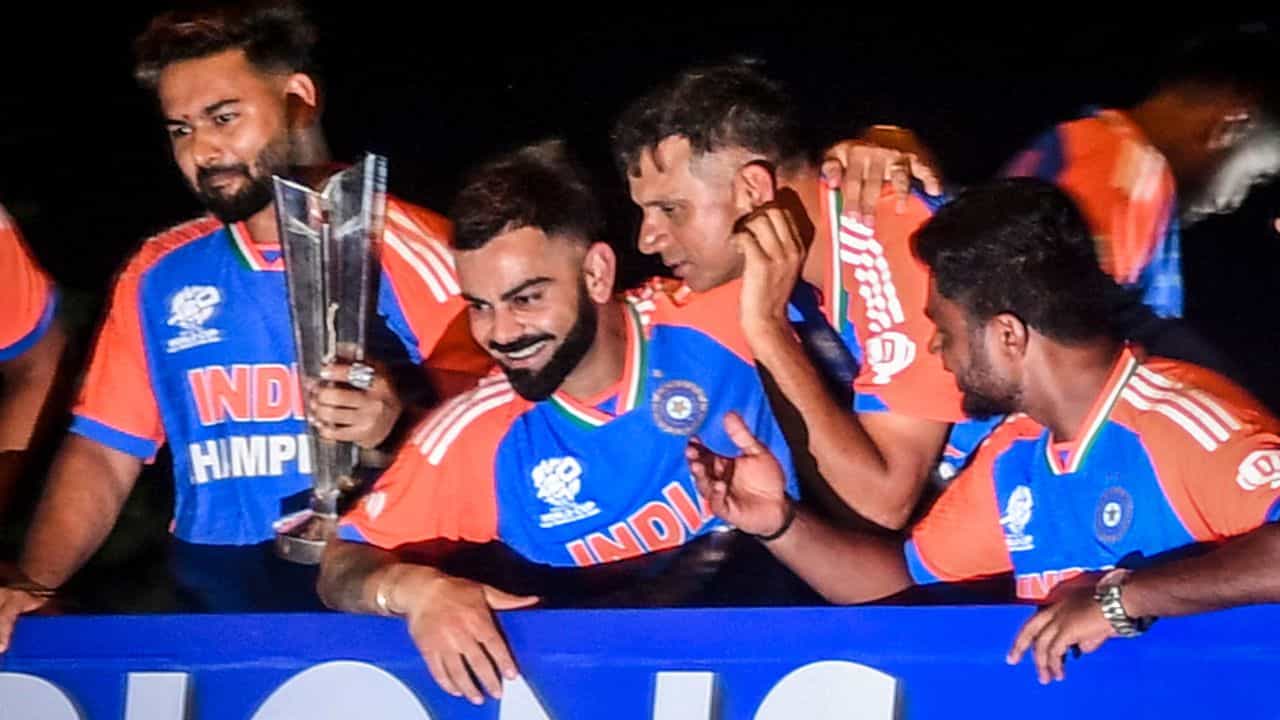 Indian Cricket: বিশ্বজয়ী টিমের আর্থিক পুরস্কারের তালিকায় স্ট্যান্ড বাই রিঙ্কু সিংও; কে কত পাবেন? Indian Cricket: বিশ্বজয়ী টিমের আর্থিক পুরস্কারের তালিকায় স্ট্যান্ড বাই রিঙ্কু সিংও; কে কত পাবেন?