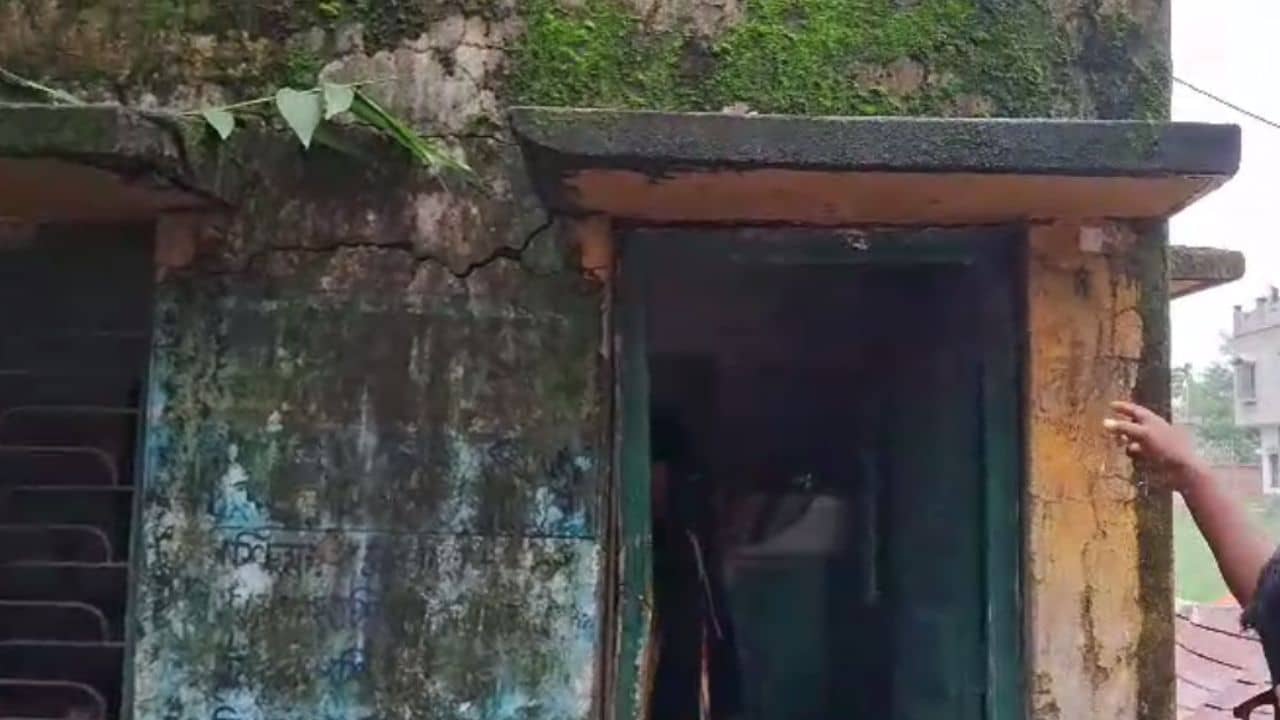 Howrah: এই স্কুলে যেতে ভয় পায় শিশুরা, ভিতরেই রয়েছে বড় বিপদ