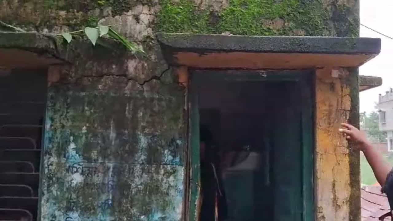 Howrah: এই স্কুলে যেতে ভয় পায় শিশুরা, ভিতরেই রয়েছে 'বড়' বিপদ Howrah: এই স্কুলে যেতে ভয় পায় শিশুরা, ভিতরেই রয়েছে 'বড়' বিপদ
