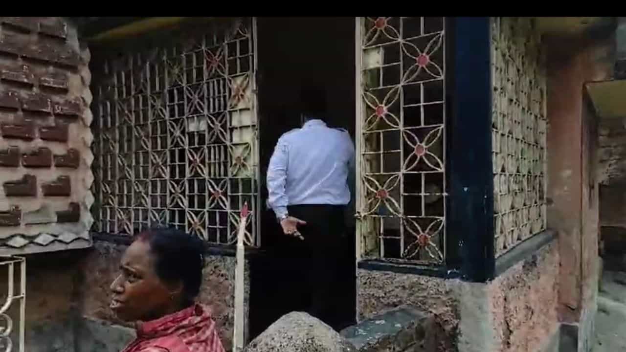 Howrah: মায়ের শরীরে পচন ধরেছে, দেহ আগলে বসে রয়েছেন মেয়ে! Howrah: মায়ের শরীরে পচন ধরেছে, দেহ আগলে বসে রয়েছেন মেয়ে!