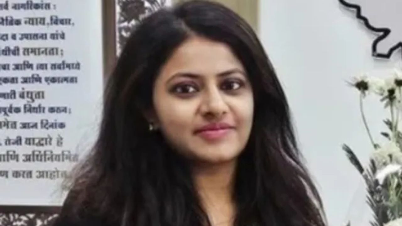Trainee IAS officer Puja Khedkar: চাকরি হারাবেন ট্রেনি IAS পূজা? কেন্দ্রের বড় পদক্ষেপে শুরু জল্পনা Trainee IAS officer Puja Khedkar: চাকরি হারাবেন ট্রেনি IAS পূজা? কেন্দ্রের বড় পদক্ষেপে শুরু জল্পনা