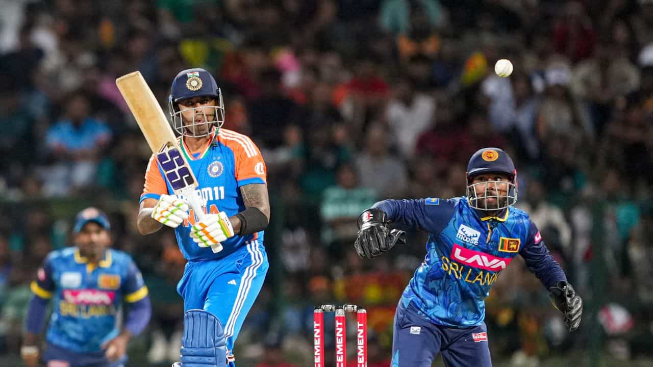 Suryakumar Yadav ভিডিয়ো: ক্যাপ্টেন স্কাইয়ের হাফসেঞ্চুরি, দাঁড়িয়ে হাততালি গম্ভীরের Suryakumar Yadav ভিডিয়ো: ক্যাপ্টেন স্কাইয়ের হাফসেঞ্চুরি, দাঁড়িয়ে হাততালি গম্ভীরের