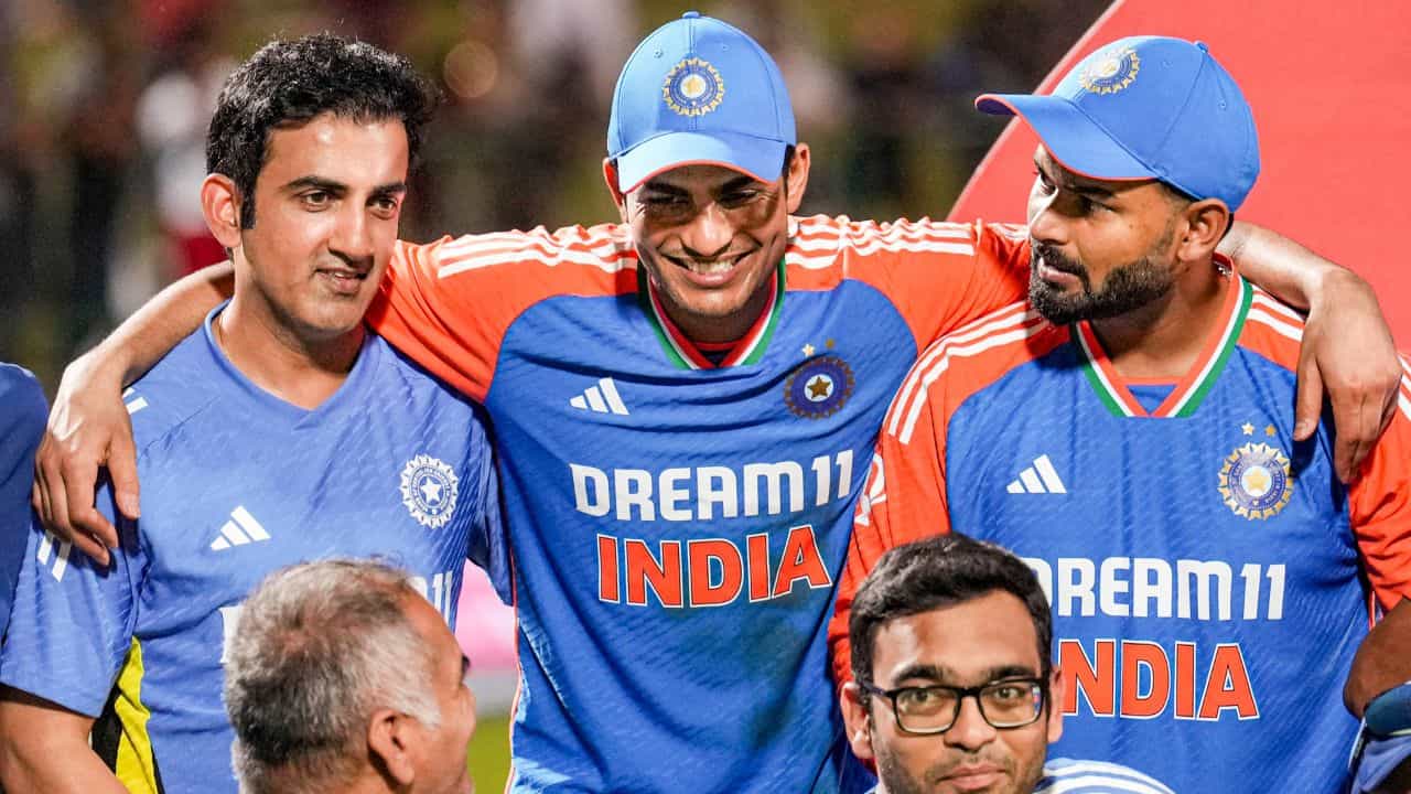 Gautam Gambhir ভিডিয়ো: গম্ভীর মুখে চওড়া হাসি, ড্রেসিংরুমে আর যা বললেন GG... Gautam Gambhir ভিডিয়ো: গম্ভীর মুখে চওড়া হাসি, ড্রেসিংরুমে আর যা বললেন GG...