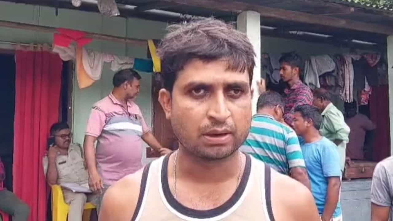 Jalpaiguri: ঘুমের তন্দ্রা তখনও কাটেনি, চোখ খুলতেই কপালে উঠল বিপ্লবের Jalpaiguri: ঘুমের তন্দ্রা তখনও কাটেনি, চোখ খুলতেই কপালে উঠল বিপ্লবের