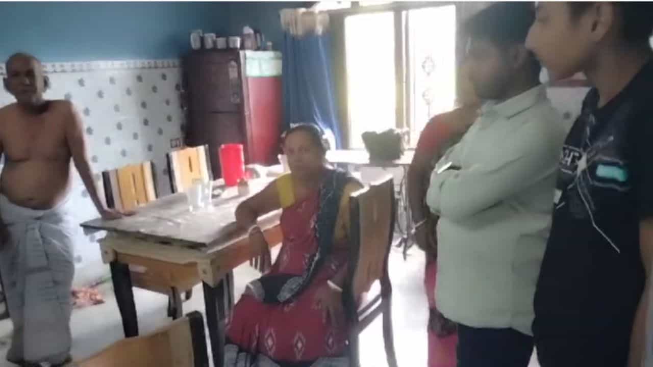 Jalpaiguri: অঘোরে ঘুমোচ্ছিলেন, সকালেও গা ম্যাজম্যাজ করছিল, তবে ঘরের ভিতরে তাকাতেই মাথায় হাত নিমাইয়ের পরিবারের Jalpaiguri: অঘোরে ঘুমোচ্ছিলেন, সকালেও গা ম্যাজম্যাজ করছিল, তবে ঘরের ভিতরে তাকাতেই মাথায় হাত নিমাইয়ের পরিবারের