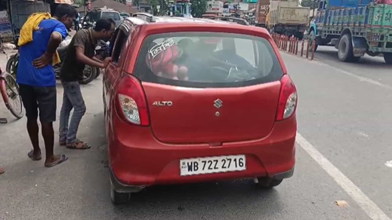 Dhupguri: দরজা লক, জানালার কাচ তোলা, বাজারের সামনেই পুলকারের ভিতরে ইংরাজি মাধ্যমের একাধিক পড়ুয়াকে যে অবস্থায় দেখতে পেলেন ব্যবসায়ীরা... Dhupguri: দরজা লক, জানালার কাচ তোলা, বাজারের সামনেই পুলকারের ভিতরে ইংরাজি মাধ্যমের একাধিক পড়ুয়াকে যে অবস্থায় দেখতে পেলেন ব্যবসায়ীরা...