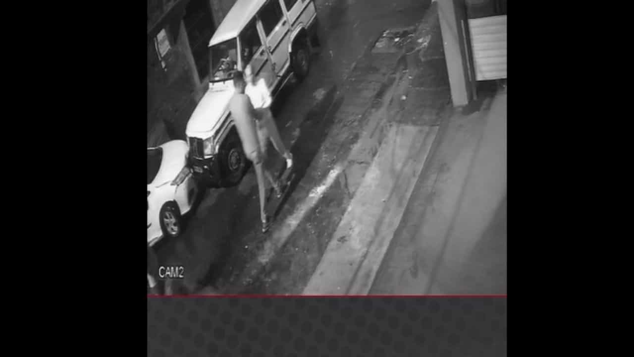 Jalpaiguri: গাড়ি থেকে নেমে পুলিশকে লক্ষ্য করে পরপর গুলি, মধ্যরাতের CCTV ফুটেজ এল সামনে Jalpaiguri: গাড়ি থেকে নেমে পুলিশকে লক্ষ্য করে পরপর গুলি, মধ্যরাতের CCTV ফুটেজ এল সামনে