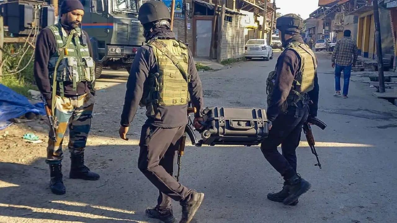 Kashmir Encounter: রুদ্ধশ্বাস লড়াই কাশ্মীরে, সেনার গুলিতে ঝাঁঝরা ৪ জঙ্গি, শহিদ ২ জওয়ান