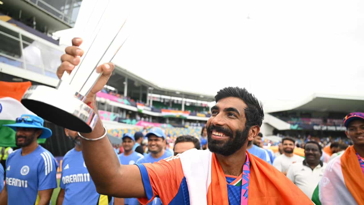Jasprit Bumrah: জসপ্রীত বুমরাও অবসরের পথে? সেলিব্রেশনের মঞ্চ থেকেই দিলেন বড় বার্তা... Jasprit Bumrah: জসপ্রীত বুমরাও অবসরের পথে? সেলিব্রেশনের মঞ্চ থেকেই দিলেন বড় বার্তা...