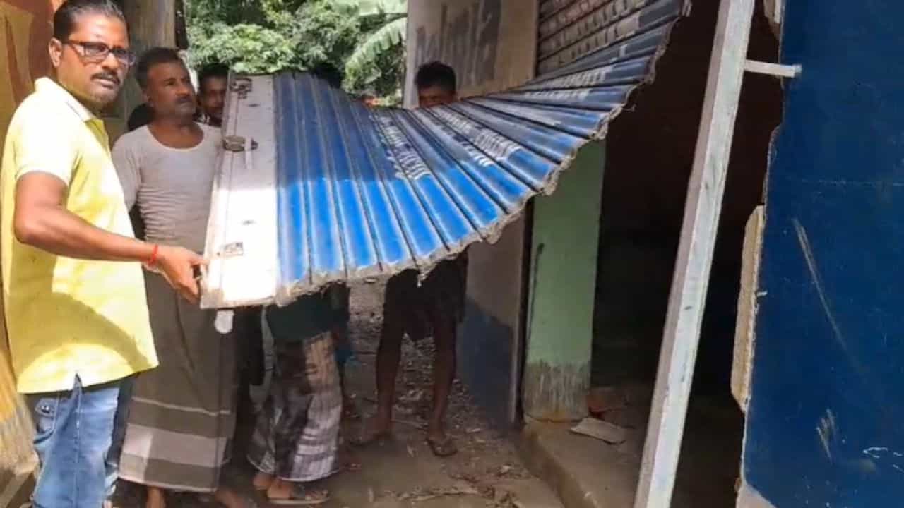 Ration Shop: তালা বন্ধ রেশন দোকানের ভিতর রাখা ছিল সেই 'সম্পত্তি', তুলে নিয়ে গেল দুষ্কৃতী Ration Shop: তালা বন্ধ রেশন দোকানের ভিতর রাখা ছিল সেই 'সম্পত্তি', তুলে নিয়ে গেল দুষ্কৃতী