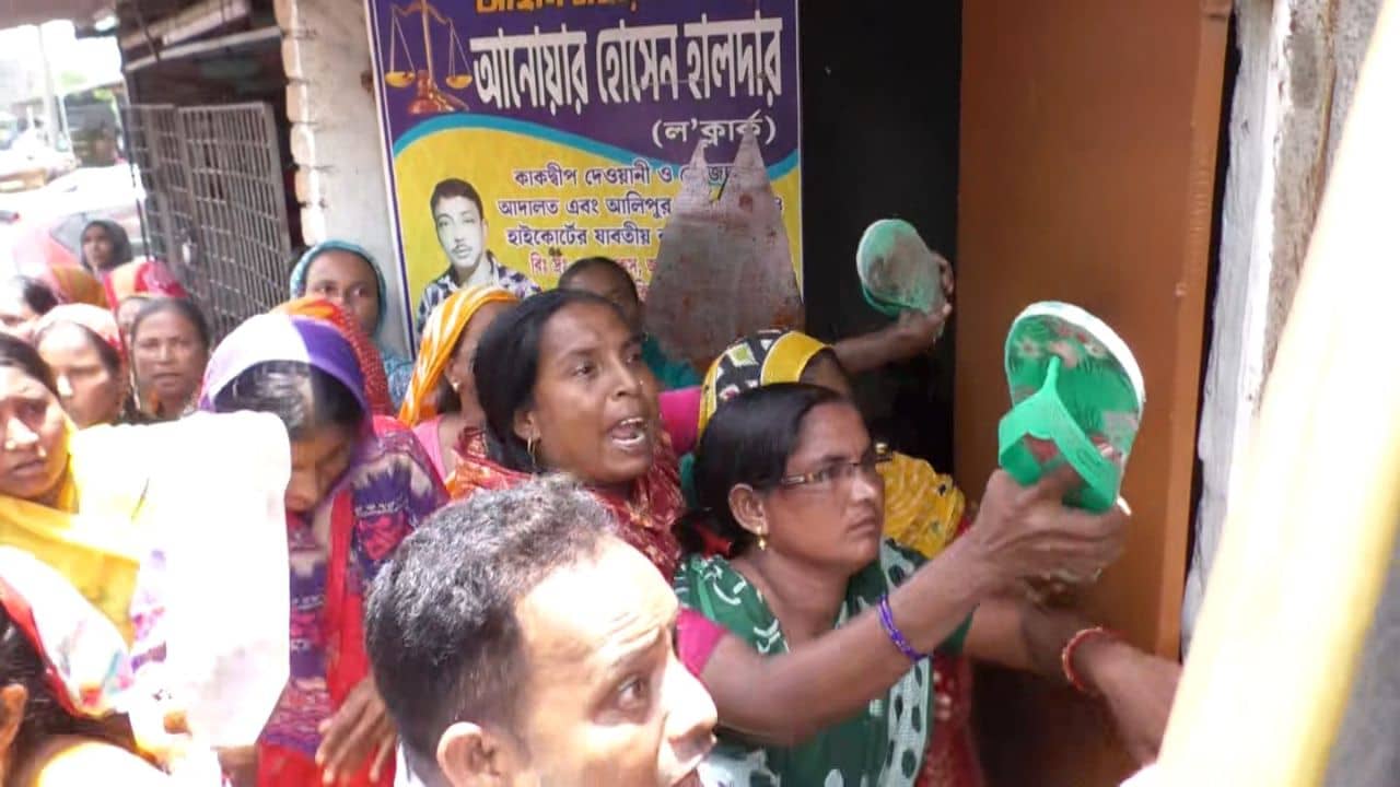 Dholahat: শেষই করে দেবো তোদের..., চটি হাতে পুলিশের দিকে তেড়ে আসছেন শয়ে শয়ে মহিলা, অগ্নিগর্ভ ঢোলাহাট