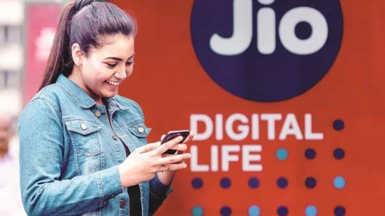 Jio Plan: এত কম খরচে 'আনলিমিটেড কলিং', দাম বাড়ানোর পর এবার সুখবর দিল Jio Jio Plan: এত কম খরচে 'আনলিমিটেড কলিং', দাম বাড়ানোর পর এবার সুখবর দিল Jio