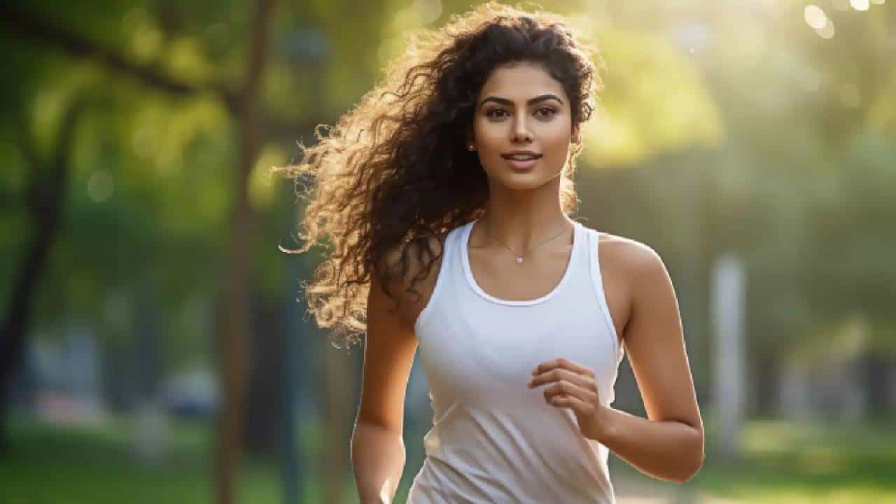 অনেকেই ভোরবেলা উঠে হাঁটতে বা জগিং করতে চলে যান মাঠে। সকালে সময় না পেলে সন্ধ্যাতেও তা করেন অনেকে। রোজ জগিং করলে শরীরের বিবিধ উপকার হয়।