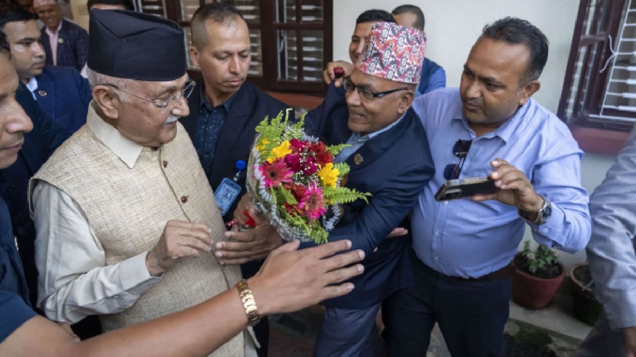 Nepal: ভারতের ঘাড়ে চিনের 'খড়্গ'? নেপালের মসনদে ফের ওলি Nepal: ভারতের ঘাড়ে চিনের 'খড়্গ'? নেপালের মসনদে ফের ওলি