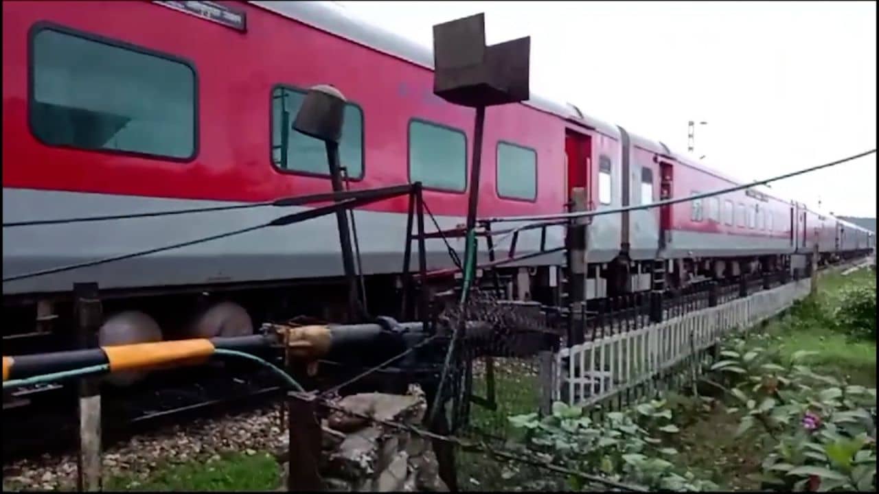 Jalpaiguri: সিগন্যাল গ্রিন, লাইনে প্রচুর মানুষ, যুদ্ধকালীন তৎপরতায় ব্রেক কষলেন ছুটন্ত কাঞ্চনকন্যার চালক, তারপর...