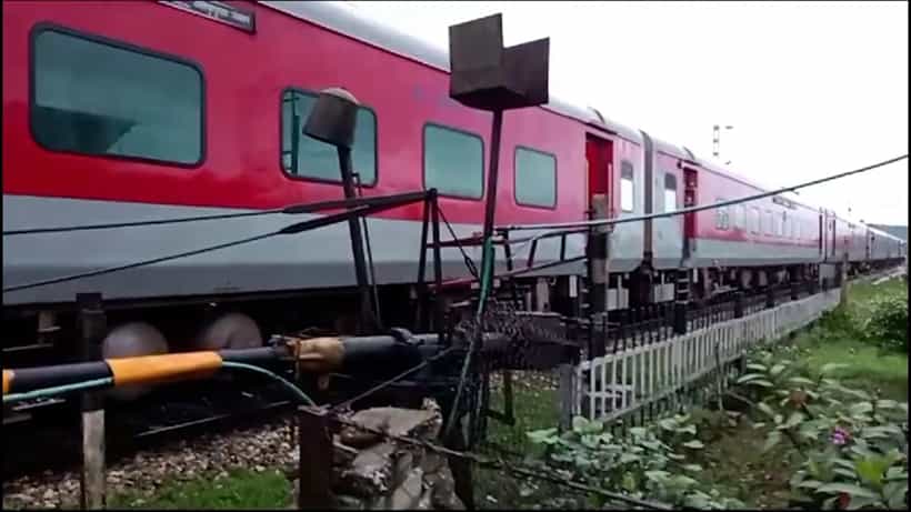 Jalpaiguri: সিগন্যাল গ্রিন, লাইনে প্রচুর মানুষ, যুদ্ধকালীন তৎপরতায় ব্রেক কষলেন ছুটন্ত কাঞ্চনকন্যার চালক, তারপর...