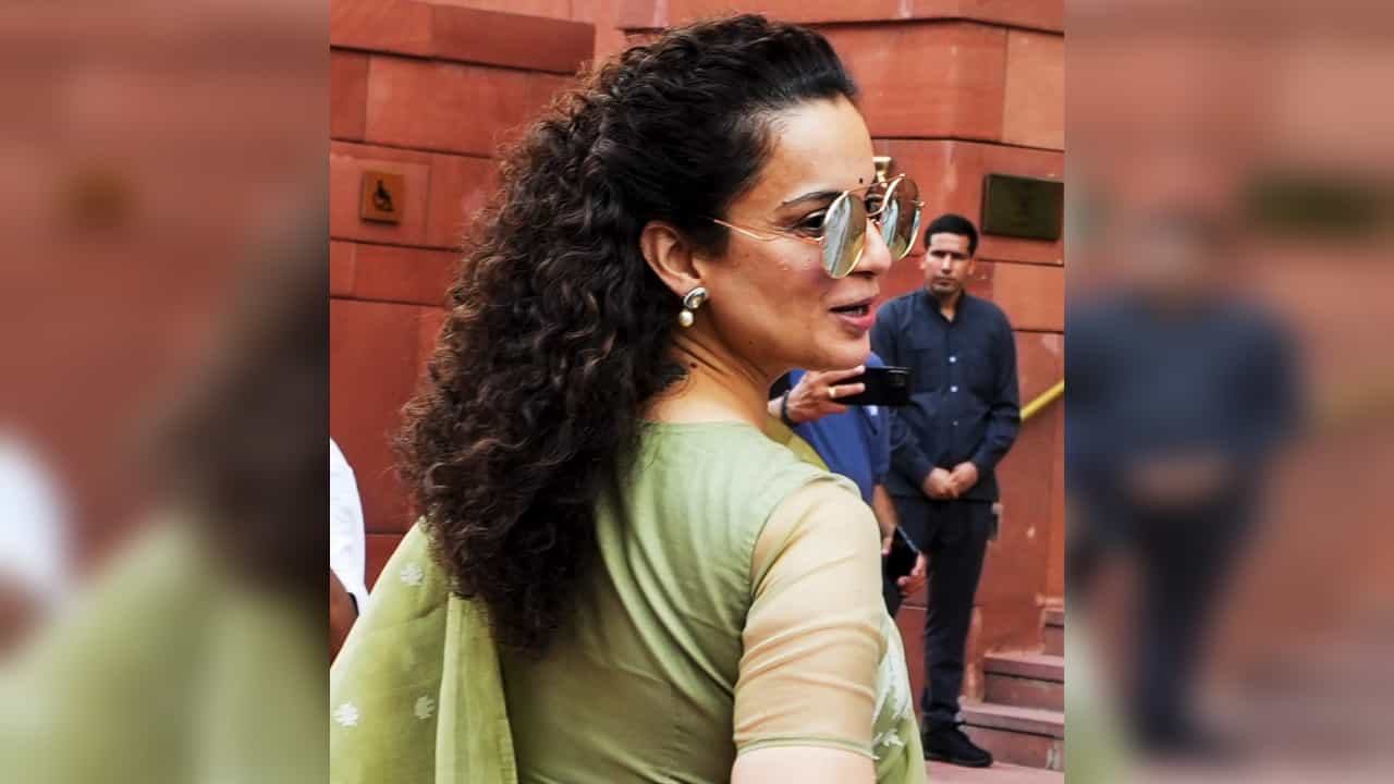 Kangana Ranaut: সাংসদ পদ খোয়াবেন কঙ্গনা? জারি হাইকোর্টের নোটিশ Kangana Ranaut: সাংসদ পদ খোয়াবেন কঙ্গনা? জারি হাইকোর্টের নোটিশ