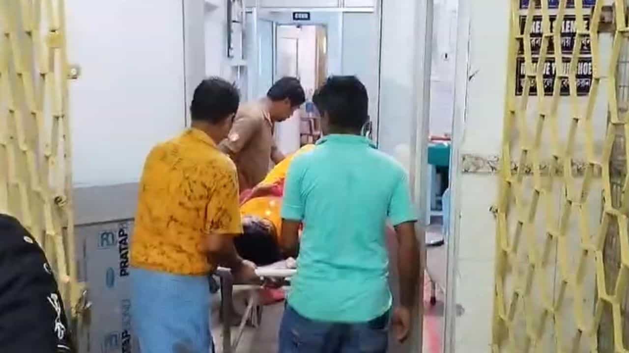 Katwa: কুপ্রস্তাবে রাজি না হওয়ায় বৌদিকে 'ছুরির আঘাত', পলাতক অভিযুক্ত Katwa: কুপ্রস্তাবে রাজি না হওয়ায় বৌদিকে 'ছুরির আঘাত', পলাতক অভিযুক্ত