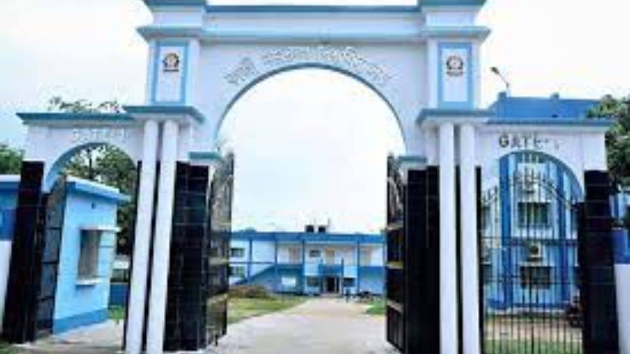 Asansol: দুই গোষ্ঠী তৃণমূলের, একদল লাগাল তালা, অন্য়দল চাইছে ফিরে আসুক শিক্ষার পরিবেশ