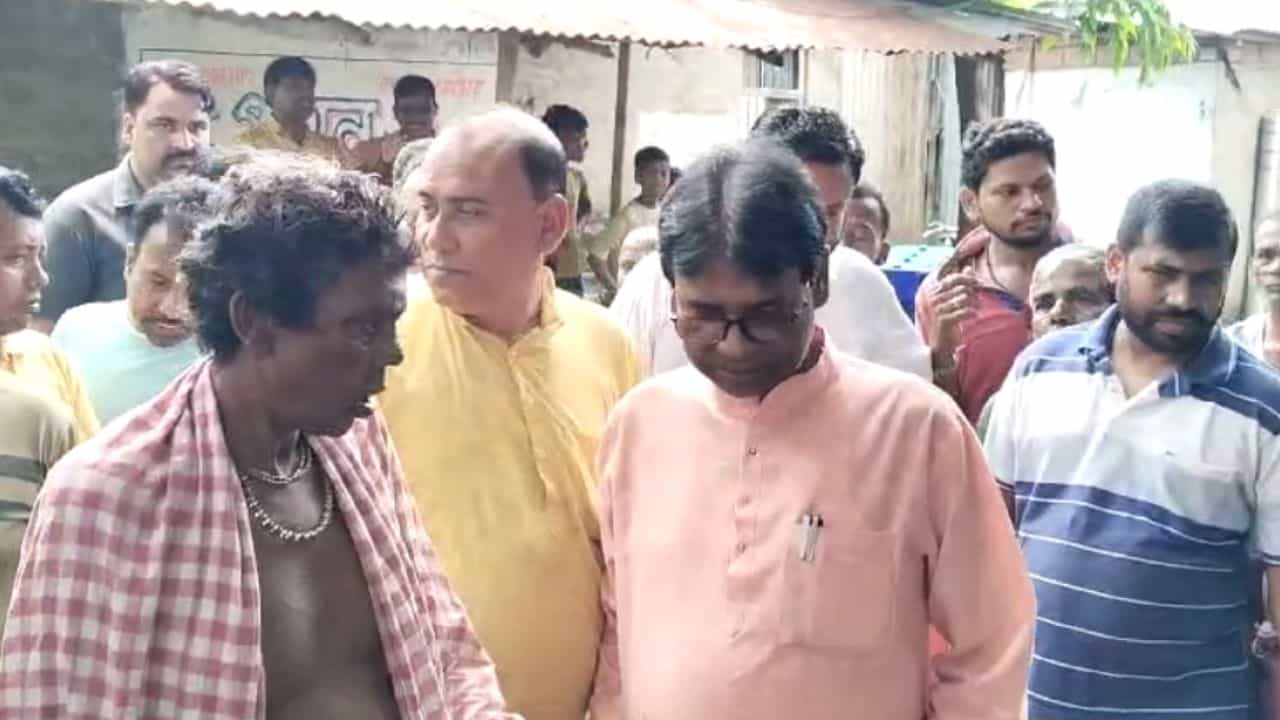 Khagen Murmu: 'আপনাকে ভোট কেন দিয়েছি?' এলাকায় যেতেই TMC-র লোকজন ঘিরলেন, তারপরই 'খেল' দেখালেন খগেন Khagen Murmu: 'আপনাকে ভোট কেন দিয়েছি?' এলাকায় যেতেই TMC-র লোকজন ঘিরলেন, তারপরই 'খেল' দেখালেন খগেন