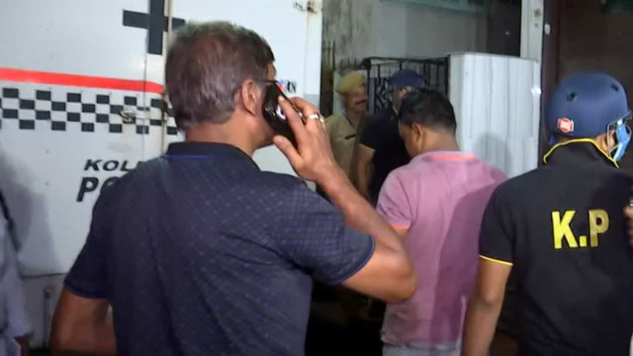 Firing in Kolkata: সাদা বিছানা ভিজল রক্তে, উদ্ধার সুইসাইড নোট, গেস্টহাউজে গুলি চালার ঘটনায় নয়া মোড় Firing in Kolkata: সাদা বিছানা ভিজল রক্তে, উদ্ধার সুইসাইড নোট, গেস্টহাউজে গুলি চালার ঘটনায় নয়া মোড়