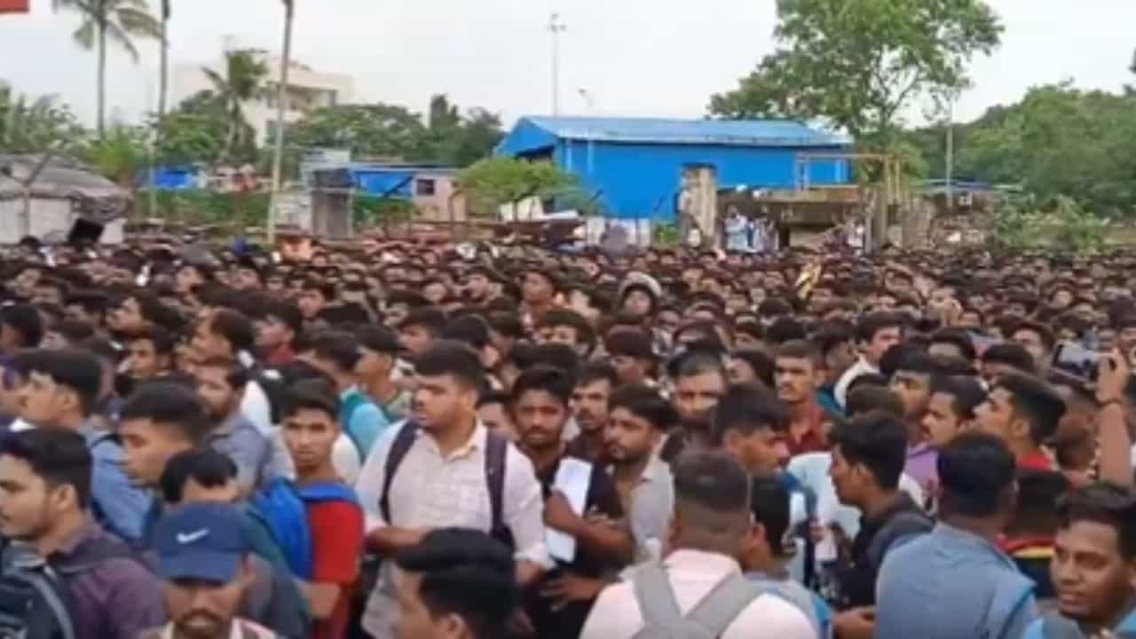 VIDEO: কেউ M.A, কারও রয়েছে Ph.D, 'কুলির' পদে আবেদন ২৫ হাজারের, ধাক্কাধাক্কিতে পদপিষ্ট হওয়ার জোগাড় VIDEO: কেউ M.A, কারও রয়েছে Ph.D, 'কুলির' পদে আবেদন ২৫ হাজারের, ধাক্কাধাক্কিতে পদপিষ্ট হওয়ার জোগাড়