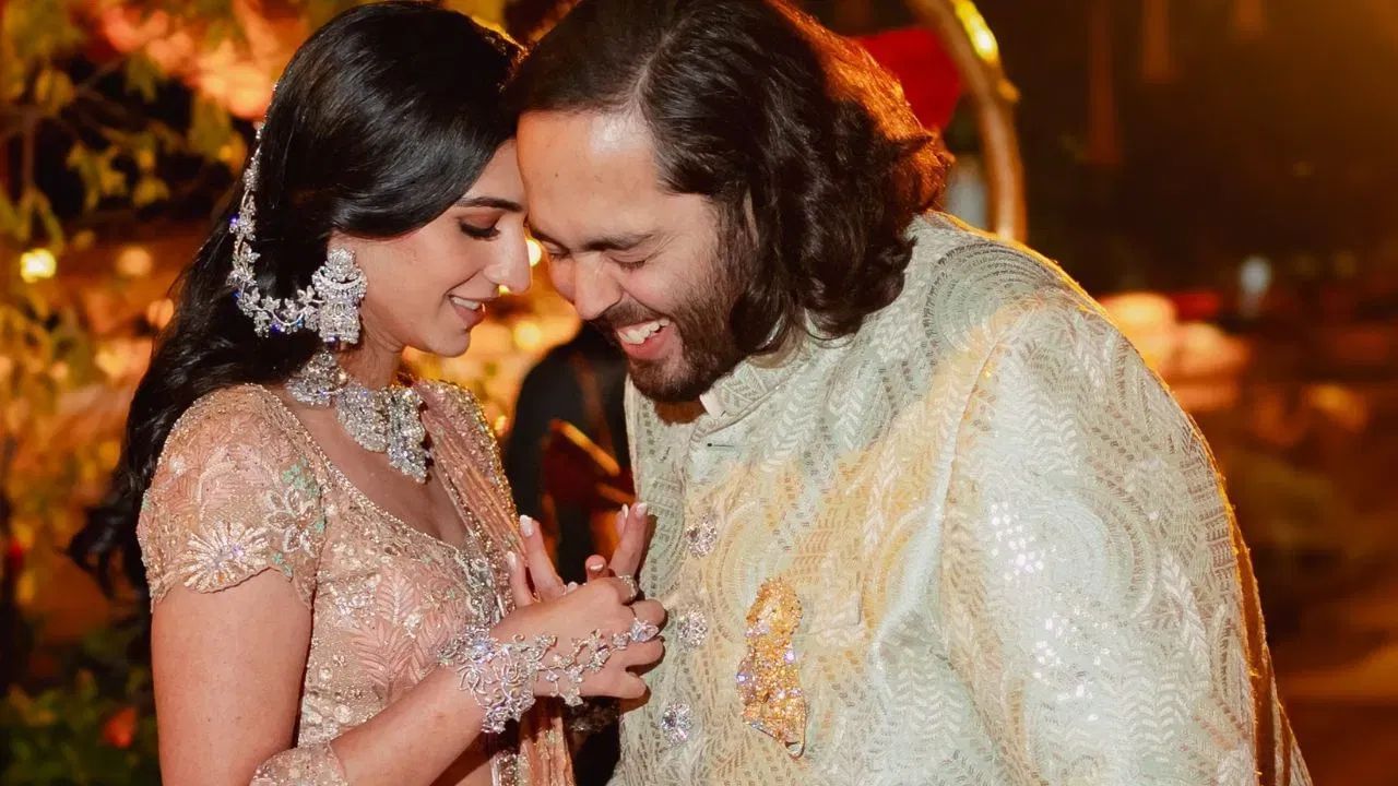 ফ্য়ালকন জেট, ১০০টিরও বেশি প্রাইভেট বিমান বুক! অতিথিদের আনতেই অম্বানীরা যা খরচ করছেন, তা মাথা ঘুরিয়ে দেবে ফ্য়ালকন জেট, ১০০টিরও বেশি প্রাইভেট বিমান বুক! অতিথিদের আনতেই অম্বানীরা যা খরচ করছেন, তা মাথা ঘুরিয়ে দেবে