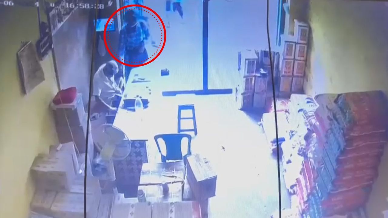 CCTV Footage: ৫০০ টাকা ভাঙানোর নামে ১ লাখের বান্ডিল! হাতের কারসাজিতে জ্যাকপট তুলে পালাল যুবক