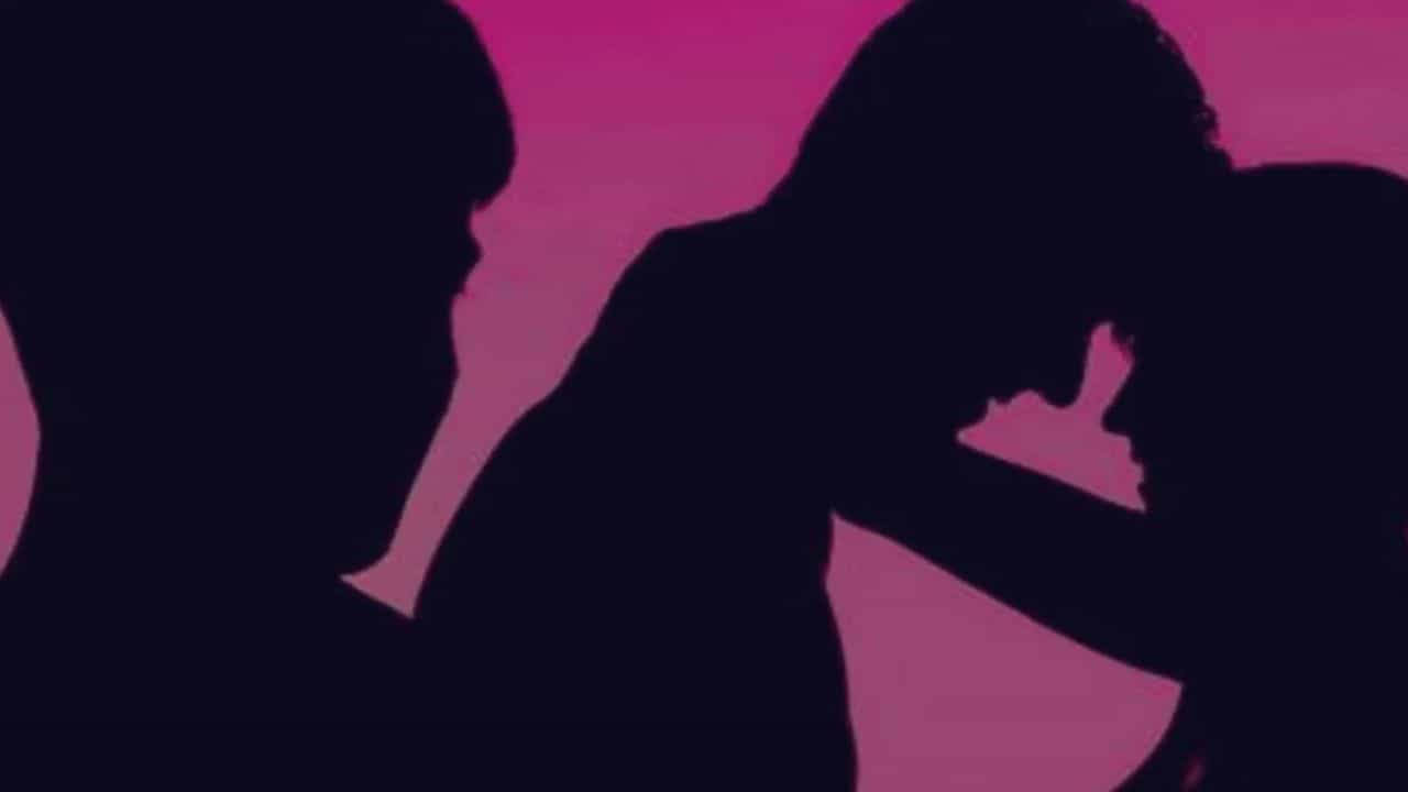 একটা সুতোও নেই গায়ে, বেডরুমে স্ত্রীর সঙ্গে উত্তাল যৌনতায় মেতে শ্যালক, দরজার ফাঁক দিয়ে দেখলেন স্বামী, তারপরে... একটা সুতোও নেই গায়ে, বেডরুমে স্ত্রীর সঙ্গে উত্তাল যৌনতায় মেতে শ্যালক, দরজার ফাঁক দিয়ে দেখলেন স্বামী, তারপরে...