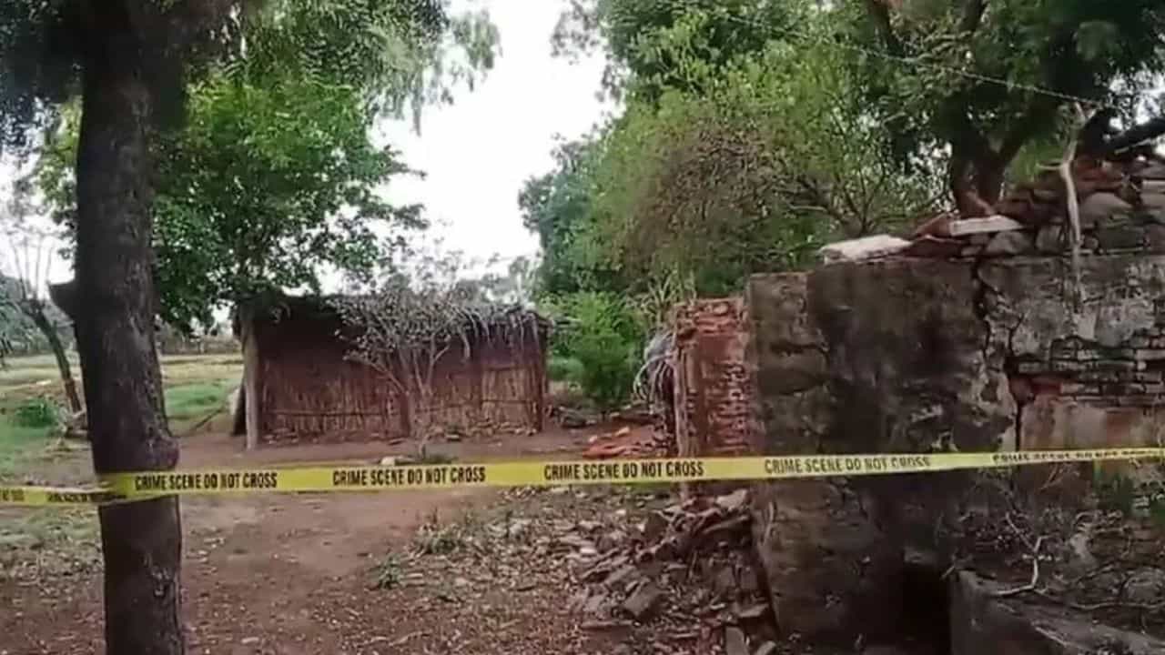মাঠে পড়ে স্বামীর গলাকাটা দেহ, স্ত্রীর কাটা গোপনাঙ্গ! সকালেই ভয়ঙ্কর দৃশ্য দেখে অস্থিমজ্জায় বয়ে গেল হিমস্রোত মাঠে পড়ে স্বামীর গলাকাটা দেহ, স্ত্রীর কাটা গোপনাঙ্গ! সকালেই ভয়ঙ্কর দৃশ্য দেখে অস্থিমজ্জায় বয়ে গেল হিমস্রোত