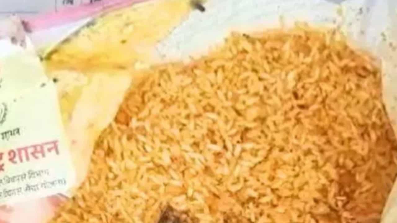 অঙ্গনওয়াড়ি থেকে চাল দিয়েছে, ভাত খাব... মাঝ রাস্তাতেই প্যাকেটে যা দেখা গেল, তাতে পিলে চমকে গেল অঙ্গনওয়াড়ি থেকে চাল দিয়েছে, ভাত খাব... মাঝ রাস্তাতেই প্যাকেটে যা দেখা গেল, তাতে পিলে চমকে গেল