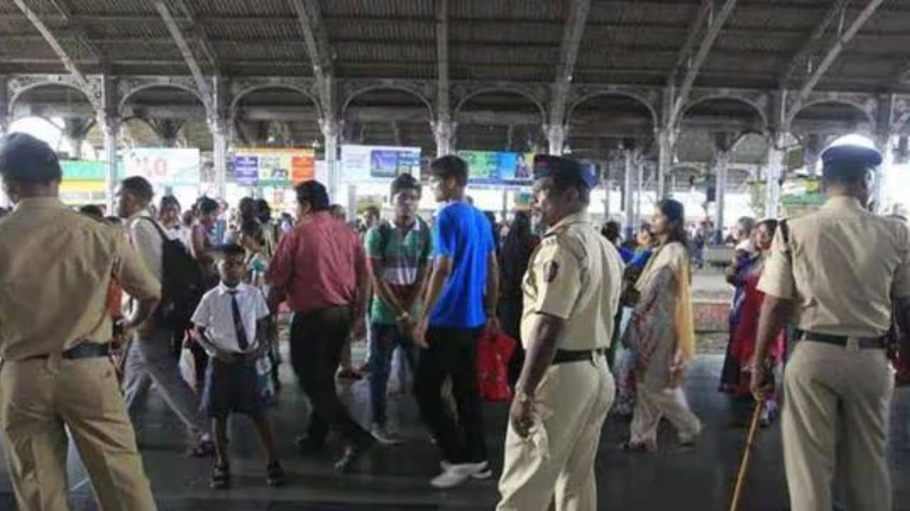 GRP এমন মারল যে পেট ফেটে নাড়িভুঁড়ি বেরিয়ে গেল যুবকের! স্টেশনে রক্তারক্তি কাণ্ড