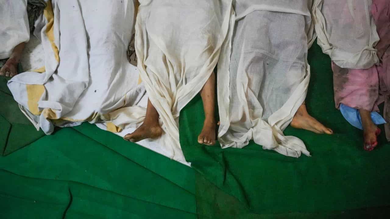 Hathras Stampede: নরক কী এটাই? হাথরসের মর্গে এত মৃতদেহ দেখে অসুস্থ পুলিশকর্মী, মিনিট খানেক পরই মৃত্যু Hathras Stampede: নরক কী এটাই? হাথরসের মর্গে এত মৃতদেহ দেখে অসুস্থ পুলিশকর্মী, মিনিট খানেক পরই মৃত্যু