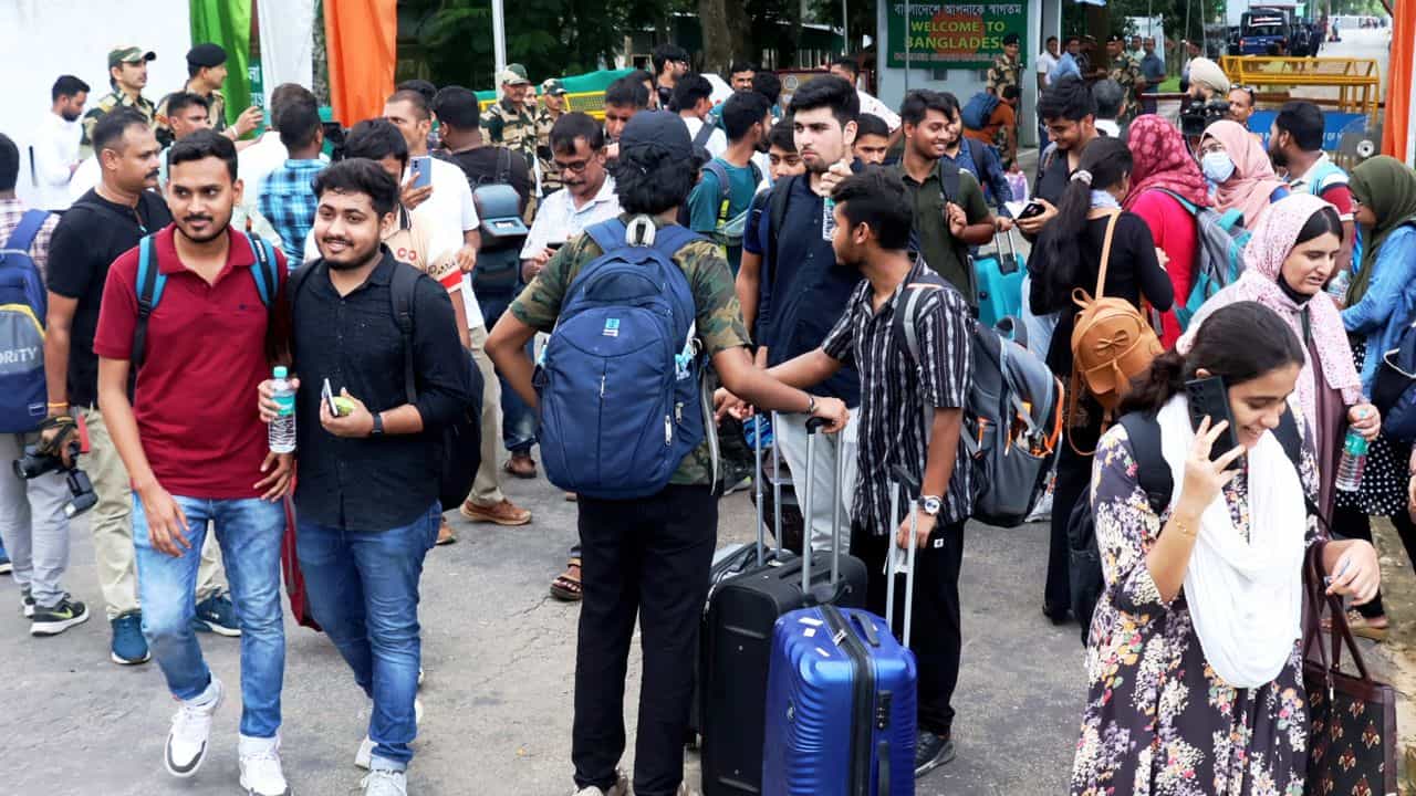 আটকে হাজার হাজার ভারতীয় পড়ুয়া, বাংলাদেশে কী পড়তে যান তারা? আটকে হাজার হাজার ভারতীয় পড়ুয়া, বাংলাদেশে কী পড়তে যান তারা?