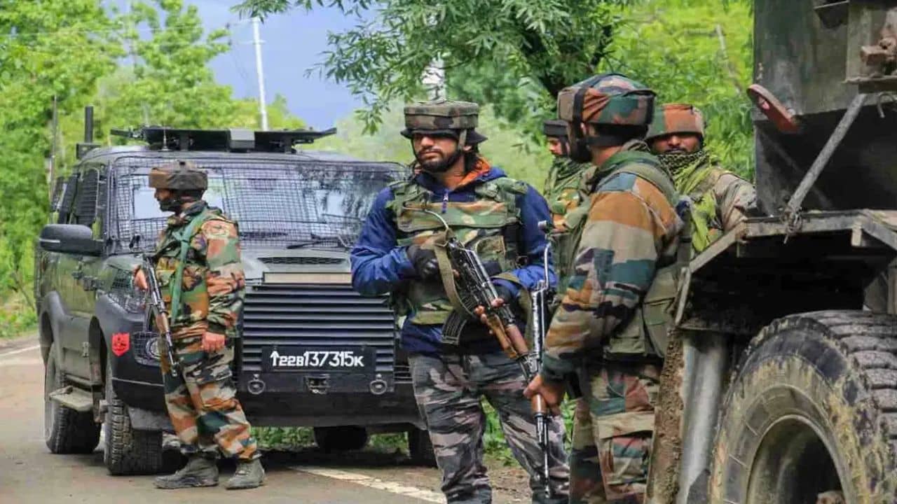 J&K Terror Attack: রাজৌরিতে সেনা ক্যাম্পে বড়সড় হামলার চেষ্টা জঙ্গিদের, আহত ১ জওয়ান