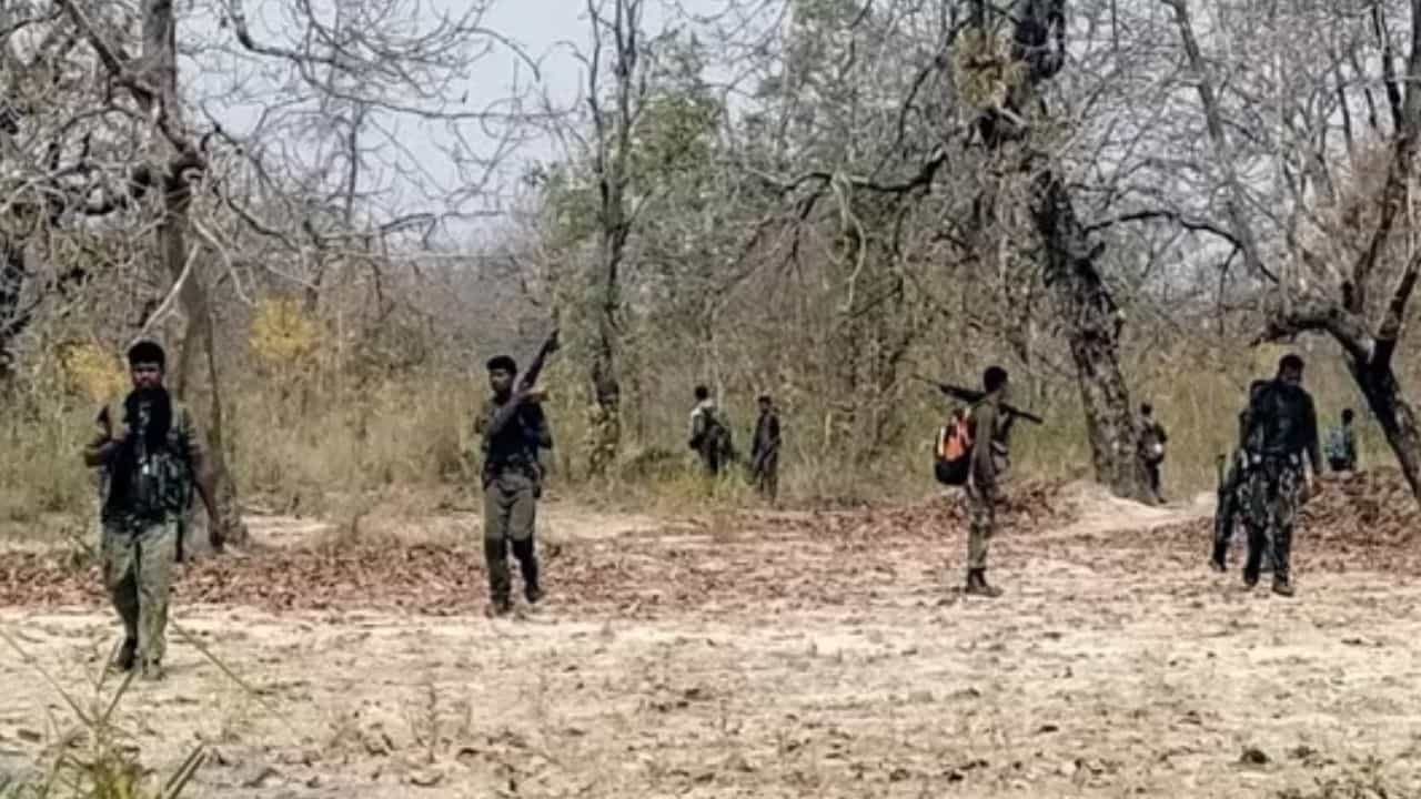 মাওবাদীরা পেতে রেখেছিল ফাঁদ, অভিযান সেরে ফেরার পথেই IED বিস্ফোরণ, নিহত ২ জওয়ান মাওবাদীরা পেতে রেখেছিল ফাঁদ, অভিযান সেরে ফেরার পথেই IED বিস্ফোরণ, নিহত ২ জওয়ান